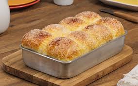 Pão Doce Caseiro: A Delícia Irresistível Que Vai Encher Sua Casa de Aroma Olá, minhas queridas! Hoje é dia de transformar sua cozinha em um verdadeiro pedacinho do paraíso com uma receita que vai conquistar corações: o Pão Doce Caseiro! Se você adora um pão quentinho, com uma crosta dourada e um interior fofinho que derrete na boca, então essa receita é para você. Vamos juntas explorar o passo a passo para criar essa maravilha que, além de deliciosa, vai encher sua casa com um aroma irresistível. Fazer pão em casa pode parecer uma tarefa difícil, mas garanto que essa receita é super prática e fácil de seguir. Além disso, você vai adorar o processo – a massa fofinha, o aroma que invade a casa e, claro, a alegria de saborear um pão fresco e caseiro. Prepare-se para um momento de felicidade culinária que vai deixar sua família pedindo bis! Ingredientes do Pão Doce Caseiro 500 g de farinha de trigo 10 g de fermento biológico seco 200 ml de leite morno 100 g de açúcar 50 g de manteiga derretida 2 ovos 1 colher de chá de essência de baunilha (opcional) 1/2 colher de chá de sal Açúcar e canela para polvilhar (opcional) Sobre os Ingredientes e Tempo de Preparo Para essa receita, você vai precisar de alguns ingredientes básicos que são fáceis de encontrar e que, juntos, criam um pão doce irresistível. A farinha de trigo é a base da massa, enquanto o fermento biológico seco é o responsável por deixar o pão leve e fofinho. O leite morno ajuda a ativar o fermento, e o açúcar e a manteiga adicionam um sabor doce e uma textura macia. Os ovos são essenciais para a estrutura da massa, e a baunilha é um toque opcional que pode intensificar o sabor. O tempo total de preparo, incluindo o tempo de descanso da massa e o tempo de forno, é de cerca de 2 horas. Mas acredite, cada minuto vale a pena! Com apenas alguns passos simples, você terá um pão doce caseiro que vai fazer você se sentir uma verdadeira chef. Vamos começar? Modo de Preparo da Receita Preparar a Massa: Em uma tigela grande, misture a farinha de trigo, o fermento seco e o sal. Em uma tigela separada, combine o leite morno, o açúcar e a manteiga derretida. Adicione essa mistura aos ingredientes secos e mexa até que a massa comece a se formar. Adicionar os Ovos: Quebre os ovos e adicione-os à massa, junto com a essência de baunilha, se estiver usando. Misture até que a massa esteja bem incorporada e desgrudando das laterais da tigela. Se necessário, adicione um pouco mais de farinha para ajudar a massa a se soltar. Sovar a Massa: Coloque a massa em uma superfície enfarinhada e sove por cerca de 10 minutos, até que fique lisa e elástica. Se a massa estiver muito pegajosa, adicione um pouco mais de farinha aos poucos. Primeira Fermentação: Coloque a massa em uma tigela levemente untada, cubra com um pano e deixe descansar em um local morno por aproximadamente 1 hora, ou até que a massa tenha dobrado de volume. Modelar e Assar: Após a fermentação, sove a massa novamente por alguns minutos e modele no formato desejado (pode ser uma forma de pão ou pequenas bolinhas). Coloque a massa na forma untada e deixe descansar por mais 30 minutos. Assar: Preaqueça o forno a 180°C. Asse o pão por cerca de 30-35 minutos, ou até que a crosta esteja dourada e o pão soe oco quando batido levemente na parte de baixo. Deixe esfriar antes de fatiar. E aí está, um pão doce caseiro maravilhoso que vai fazer todo mundo na sua casa sorrir! Sirva no café da manhã, no lanche da tarde ou como uma sobremesa deliciosa. Você vai ver como é simples e prazeroso preparar esse pão! Versão Saudável da Receita Para quem busca uma versão mais saudável do pão doce, aqui estão algumas substituições que você pode fazer: Farinha Integral: Substitua a farinha de trigo branca por farinha de trigo integral ou uma mistura de farinhas integrais para adicionar mais fibras e nutrientes ao pão. Açúcar Mascavo ou Mel: Troque o açúcar refinado por açúcar mascavo ou mel. Eles adicionam um sabor mais profundo e têm um índice glicêmico mais baixo. Óleo de Coco: Use óleo de coco ou outro óleo vegetal saudável em vez de manteiga. Isso reduz as gorduras saturadas e aumenta os ácidos graxos benéficos. Leite de Amêndoas ou Outro Leite Vegetal: Substitua o leite de vaca por leite de amêndoas ou outro leite vegetal para uma opção sem lactose e menos calórica. Como Ganhar Dinheiro com Essa Receita Se você deseja transformar sua paixão por fazer pão doce em uma oportunidade de negócio, aqui estão algumas dicas para começar: Venda em Feiras e Eventos: Participe de feiras de alimentos locais ou eventos comunitários. Ofereça o pão em porções individuais ou em pacotes especiais para atrair clientes. Encomendas Personalizadas: Ofereça o pão doce como uma opção para festas, aniversários e eventos especiais. Personalize a receita conforme o pedido dos clientes, como incluir coberturas ou recheios especiais. Venda Online: Utilize redes sociais e plataformas de venda online para promover e vender seu pão doce. Fotos atraentes e uma descrição detalhada podem ajudar a conquistar clientes. Parcerias Locais: Colabore com cafés ou padarias locais para vender seu pão doce. Isso pode aumentar a visibilidade do seu produto e alcançar um público mais amplo. Dicas para Empreender com a Receita: Qualidade é a Chave: Sempre use ingredientes frescos e de alta qualidade para garantir um produto final delicioso e consistente. Marketing Criativo: Utilize estratégias de marketing eficazes, como promoções especiais, pacotes sazonais e postagens atraentes nas redes sociais. Feedback dos Clientes: Ouça o feedback dos clientes para melhorar seu produto e ajustar sua oferta conforme necessário. Planejamento e Organização: Mantenha um planejamento eficiente para atender aos pedidos e garantir que os produtos cheguem frescos e no prazo. Conclusão O pão doce caseiro é uma receita simples e deliciosa que pode transformar qualquer momento do dia em uma celebração. Além de ser uma ótima maneira de encher sua casa com aromas maravilhosos, ele também oferece uma oportunidade incrível para quem deseja explorar o empreendedorismo na cozinha. Prepare esse pão com amor e cuidado, e você verá como ele vai conquistar corações e estômagos. Experimente e compartilhe essa delícia com quem você ama – e lembre-se, cada fatia é uma pequena felicidade!
