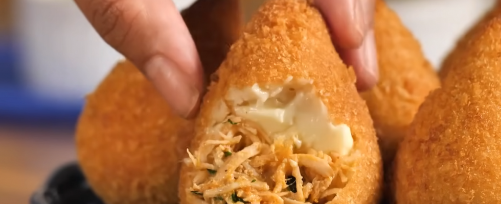 Coxinha de Pão de Forma Incrível: Uma Receita Simples e Irresistível! Olá, minhas queridas! Hoje eu trago uma receita que é o verdadeiro significado de praticidade e sabor: Coxinha de Pão de Forma! Sim, isso mesmo! Uma coxinha que você pode fazer rapidinho, sem precisar se preocupar com massa complicada ou fritura pesada. Essa delícia é perfeita para aquele lanche da tarde, um encontro com as amigas, ou até para surpreender a família no final de semana. E o melhor: você só vai precisar de pão de forma e alguns ingredientes que com certeza já tem em casa. Essa receita é tão prática que parece até mágica. E o resultado? Uma coxinha douradinha por fora, macia por dentro, e com um recheio que derrete na boca. Se você, assim como eu, adora inovar na cozinha e transformar ingredientes simples em algo especial, vem comigo que eu vou te ensinar todos os segredos dessa maravilha! O mais legal é que, além de ser superfácil de fazer, essa coxinha é uma ótima pedida para quem quer evitar frituras, já que ela pode ser assada. Mas, se você é do time que ama uma coxinha bem crocante, também dá para fritar e deixar aquele cheirinho irresistível pela casa. Então, separa os ingredientes e vem cozinhar comigo. Tenho certeza que você vai adorar! Ingredientes da Coxinha de Pão de Forma Incrível 10 fatias de pão de forma (sem casca) 200g de frango cozido e desfiado 1 cebola média, picada 2 dentes de alho picados 2 colheres de sopa de requeijão cremoso Salsinha a gosto 1 xícara de farinha de rosca 1 ovo batido Sal e pimenta-do-reino a gosto Óleo para fritar (opcional) ou manteiga para untar se for assar Sobre os Itens Utilizados e Tempo de Preparo Agora que você já tem todos os ingredientes em mãos, vamos falar um pouquinho sobre o que vai ser utilizado nessa receita. O pão de forma é o grande truque aqui. Ele substitui a massa tradicional da coxinha, economizando tempo e trabalho. E o recheio? Ah, o recheio de frango com requeijão é aquele clássico que a gente ama, supercremoso e cheio de sabor. Se preferir, você pode usar outros recheios como carne moída, queijo ou até mesmo uma versão vegetariana com legumes. O tempo de preparo dessa receita é rapidinho. Você vai gastar em torno de 30 minutos entre preparar o recheio, montar as coxinhas e assá-las (ou fritá-las, se preferir). É ou não é uma mão na roda? Vamos ao modo de preparo para você ver como é fácil! Modo de Preparo da Receita Prepare o recheio: Comece refogando a cebola e o alho em uma panela com um fio de óleo ou manteiga. Quando a cebola estiver douradinha, adicione o frango desfiado, tempere com sal, pimenta-do-reino e salsinha a gosto. Refogue por mais alguns minutos e, por fim, misture o requeijão cremoso até que tudo fique bem incorporado. Reserve. Prepare o pão: Pegue as fatias de pão de forma e, com a ajuda de um rolo de massa (ou uma garrafa de vidro, caso não tenha um rolo), estique cada fatia até que fiquem bem fininhas. Monte as coxinhas: Coloque uma porção de recheio no centro de cada fatia de pão. Dobre as laterais do pão, formando uma trouxinha, e molde com as mãos no formato de coxinha. Aperte bem para que o pão grude e mantenha o formato. Empane as coxinhas: Passe cada coxinha no ovo batido e, em seguida, na farinha de rosca, cobrindo toda a superfície. Cozinhe as coxinhas: Agora, você tem duas opções: Assar: Coloque as coxinhas em uma assadeira untada com manteiga e leve ao forno preaquecido a 180°C por cerca de 15 minutos, ou até que fiquem douradinhas. Fritar: Aqueça óleo em uma panela e frite as coxinhas até que fiquem douradas e crocantes. Escorra em papel toalha para remover o excesso de óleo. Sirva: Pronto! Agora é só servir suas coxinhas de pão de forma e se deliciar com essa maravilha! Concluindo a Receita com Charme e Humor E aí, minhas queridas, o que acharam dessa receita? Não é genial? Quem diria que pão de forma podia virar coxinha, não é mesmo? Essa é uma daquelas ideias que a gente guarda no coração, porque é prática, saborosa e dá para fazer em qualquer ocasião. O melhor é que, além de deliciosa, essa coxinha é superversátil. Dá para brincar com os recheios, mudar os temperos e até fazer uma versão doce, quem sabe? O importante é se divertir na cozinha e se deliciar com os resultados. Agora, se sobrar alguma coxinha (o que eu duvido muito!), pode guardar na geladeira e aquecer depois. Fica tão boa quanto na hora! E aproveita, porque essa é daquelas receitas que vão te render muitos elogios. Versão Saudável da Receita Se você quer uma versão mais leve dessa delícia, não se preocupe, eu também pensei nisso! Vamos substituir alguns ingredientes, mas sem perder o sabor, ok? Troque o pão de forma branco por pão integral, que é rico em fibras e mais saudável. Para o recheio, substitua o frango por peito de peru ou ricota temperada, que são opções mais leves. Em vez de requeijão, use iogurte natural desnatado para dar cremosidade. Ao invés de fritar, opte por assar as coxinhas em forno preaquecido a 180°C, sem precisar untar, ou use uma airfryer para garantir a crocância sem óleo. Essa versão saudável é perfeita para quem está de olho na balança, mas não quer abrir mão de uma boa coxinha! Como Ganhar Dinheiro com Essa Receita Transformar essa receita em uma fonte de renda é mais fácil do que você imagina. Com algumas estratégias simples, você pode começar a vender essas deliciosas coxinhas e garantir uma renda extra! Venda por encomenda: Comece oferecendo as coxinhas para amigos, familiares e vizinhos. Você pode divulgar pelas redes sociais ou grupos de WhatsApp. Assim que começar a receber encomendas, capriche na apresentação e embale com carinho. Eventos e festas: Ofereça suas coxinhas para festas e eventos. Elas são práticas, fáceis de transportar e fazem o maior sucesso em qualquer ocasião. Variedade de recheios: Crie um cardápio com diferentes opções de recheios, como frango, carne, queijo, e até versões vegetarianas. Assim, você atrai diferentes tipos de clientes. Parcerias: Faça parcerias com cafeterias e lanchonetes locais. Ofereça suas coxinhas como opção de lanche rápido. Muitos estabelecimentos buscam novidades para oferecer aos clientes. Coxinhas congeladas: Uma ideia prática é vender coxinhas congeladas. Assim, o cliente pode ter sempre uma delícia pronta para assar ou fritar em casa, quando quiser. Conclusão Viu só como é fácil transformar ingredientes simples em algo espetacular? Essas coxinhas de pão de forma são uma verdadeira descoberta na cozinha, perfeitas para qualquer ocasião e ainda podem te ajudar a ganhar uma renda extra. Agora é com você! Coloque essa receita em prática, faça suas variações e divirta-se criando diferentes sabores e texturas. No final, o que importa é o prazer de cozinhar e compartilhar momentos deliciosos com quem a gente gosta. E não se esqueça: a cozinha é o lugar onde a mágica acontece. Então, mãos à obra e bom apetite!