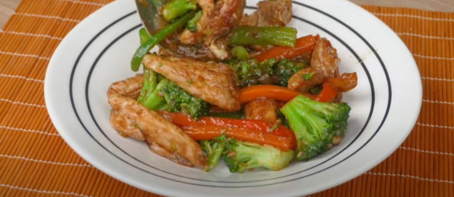 Frango ao Estilo Chinês com Brócolis e Cenoura: A Receita Irresistível que Vai Deixar Todos com Água na Boca!
