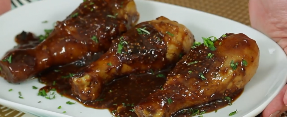 Coxas de Frango Assadas com Creme de Barbecue de Goiabada: Um Toque Surpreendente e Delicioso