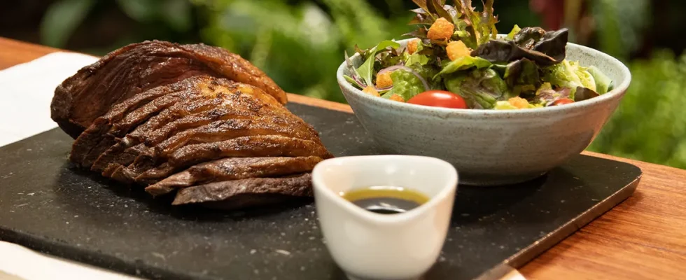 Picanha com Pipoca de Queijo Coalho Incrível: A Combinação Perfeita que Você Precisa Experimentar! Uma Receita Prática e Deliciosa Olá, minhas queridas cozinheiras de plantão! Hoje, eu trouxe uma receita que vai deixar todo mundo babando de vontade: Picanha com Pipoca de Queijo Coalho. Sim, você não leu errado! Estamos falando de uma combinação irresistível que junta a suculência da picanha com a crocância e o sabor inusitado da pipoca de queijo coalho. Essa receita é o tipo de prato que impressiona, mas sem dar muito trabalho, sabe? Imagina só, aquele almoço de domingo, onde todo mundo se reúne para uma boa conversa e uma comida deliciosa. Agora, pensa na cara de surpresa dos seus convidados ao provarem essa maravilha que é a picanha combinada com essas pipocas crocantes de queijo coalho. Tenho certeza de que não vão sobrar nem migalhas para contar história! E o melhor de tudo é que essa receita não exige horas e horas na cozinha. Com ingredientes simples e um pouquinho de carinho no preparo, você vai conseguir um prato digno de chef, sem precisar de um diploma em gastronomia! Então, que tal colocar o avental, ligar o som, e me acompanhar nessa deliciosa aventura culinária? Vamos lá! Ingredientes da Picanha com Pipoca de Queijo Coalho Para a Picanha: 1 peça de picanha (cerca de 1,2 kg) Sal grosso a gosto Pimenta-do-reino moída na hora a gosto 2 dentes de alho picados 1 ramo de alecrim fresco Azeite de oliva Para a Pipoca de Queijo Coalho: 300g de queijo coalho cortado em cubos pequenos 1 colher de sopa de manteiga Orégano a gosto (opcional) Tempo e Utensílios Necessários Agora que já estamos com os ingredientes separados, vamos falar um pouquinho sobre os utensílios e o tempo necessário para preparar essa delícia. O que eu mais gosto nessa receita é que você não precisa de uma parafernália na cozinha. Basicamente, uma boa frigideira, uma assadeira, e uma panela média vão dar conta do recado. E sobre o tempo? Olha, em menos de 1 hora, você consegue deixar tudo prontinho para servir! A picanha leva uns 30 minutinhos no forno, e a pipoca de queijo coalho é rapidinha também, coisa de 10 minutos. Enquanto a carne assa, você já pode ir preparando a pipoca, assim tudo fica pronto ao mesmo tempo e fresquinho. Modo de Preparo da Receita 1. Preparando a Picanha: Comece pré-aquecendo o forno a 200°C. Pegue a peça de picanha e faça cortes superficiais na gordura, formando um xadrez. Isso ajuda a gordura a derreter e a carne a ficar ainda mais suculenta. Tempere a carne com sal grosso e pimenta-do-reino moída na hora, esfregando bem para que os temperos penetrem na carne. Aqueça uma frigideira grande com um fio de azeite de oliva e sele a picanha dos dois lados até que esteja dourada e crocante. Não esqueça de selar as laterais também! Transfira a picanha para uma assadeira, adicione os dentes de alho picados e o ramo de alecrim por cima. Leve ao forno pré-aquecido por aproximadamente 25-30 minutos para um ponto médio, ou até atingir o ponto desejado. 2. Preparando a Pipoca de Queijo Coalho: Enquanto a picanha está no forno, derreta a manteiga em uma panela média em fogo médio. Adicione os cubos de queijo coalho e mexa constantemente para evitar que grudem. O queijo vai começar a derreter e criar uma crosta crocante. Continue mexendo até que todos os cubos estejam bem dourados e crocantes. Se gostar, salpique um pouco de orégano para dar um toque extra de sabor. Retire o queijo coalho da panela e coloque sobre papel toalha para escorrer o excesso de gordura. 3. Montagem: Quando a picanha estiver pronta, retire do forno e deixe descansar por uns 5 minutos antes de fatiar. Sirva as fatias de picanha ao lado da pipoca de queijo coalho crocante. Para finalizar, regue tudo com o suco que ficou na assadeira e aproveite essa explosão de sabores! Finalizando com Estilo e Humor E aí, minhas amadas, o que acharam dessa combinação pra lá de inusitada? A picanha já é uma velha conhecida, aquela amiga de todas as horas, mas quando você junta essa maravilha com a pipoca de queijo coalho, é pura magia! Fala sério, não tem como resistir, né? O bom dessa receita é que ela se adapta tanto a um almoço especial quanto a um jantar mais casual, sem perder a elegância. E agora, a parte mais divertida: servir! Quando você colocar essa belezura na mesa, prepare-se para as caras de surpresa e os sorrisos de satisfação. A pipoca de queijo coalho, crocante por fora e derretendo por dentro, vai fazer todo mundo se apaixonar de primeira! E não se esqueça, o segredo do sucesso está em cada detalhe, desde o tempero da carne até a crocância do queijo. Ah, e se você tem aquele amigo ou amiga que adora uma novidade na cozinha, que tal compartilhar essa receita? Aposto que vai virar assunto na próxima reunião de amigos!